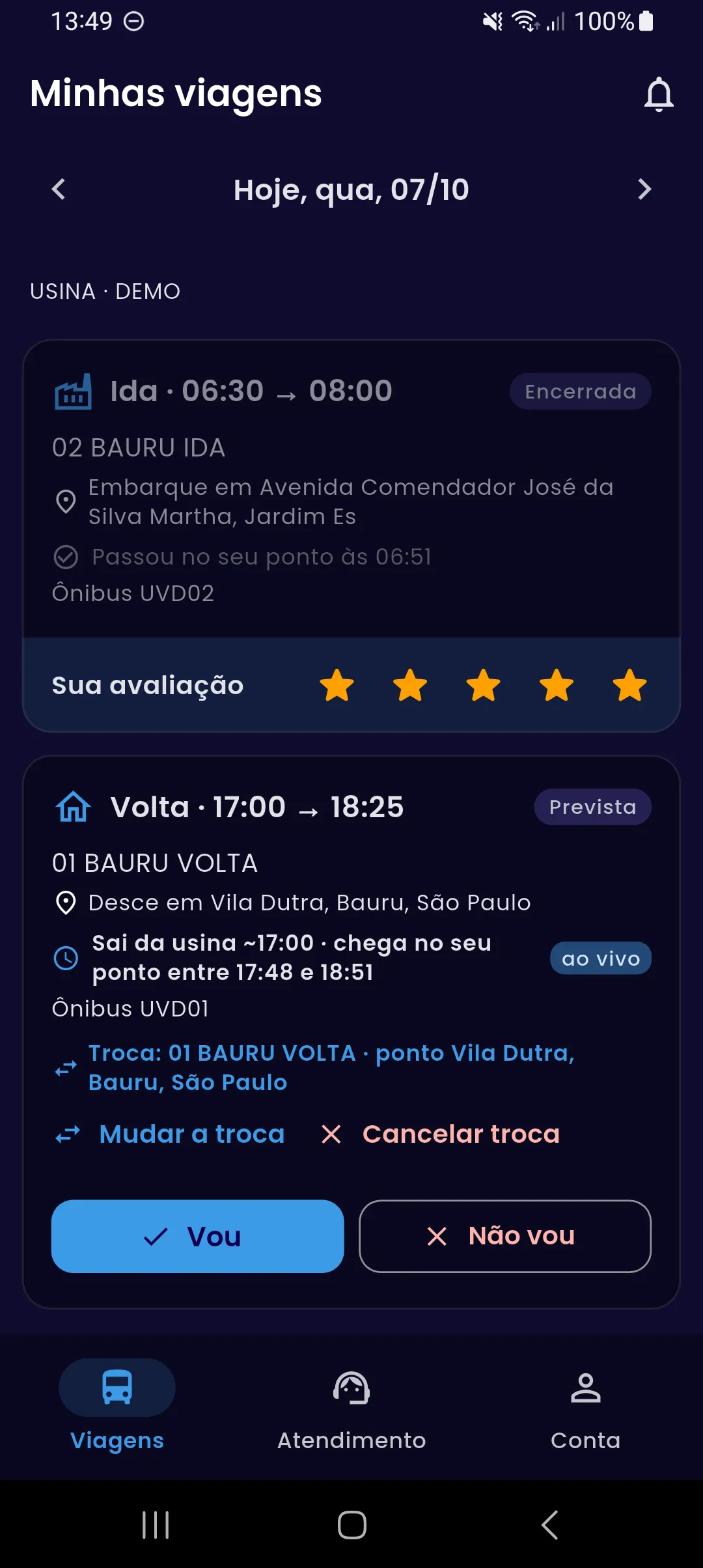 Tela Minhas viagens do aplicativo: a ida encerrada, com o horário em que o ônibus passou no ponto e a avaliação de cinco estrelas; a volta prevista, com a janela de chegada no ponto ao vivo, uma troca de ponto programada para o dia e a resposta "Vou" marcada.