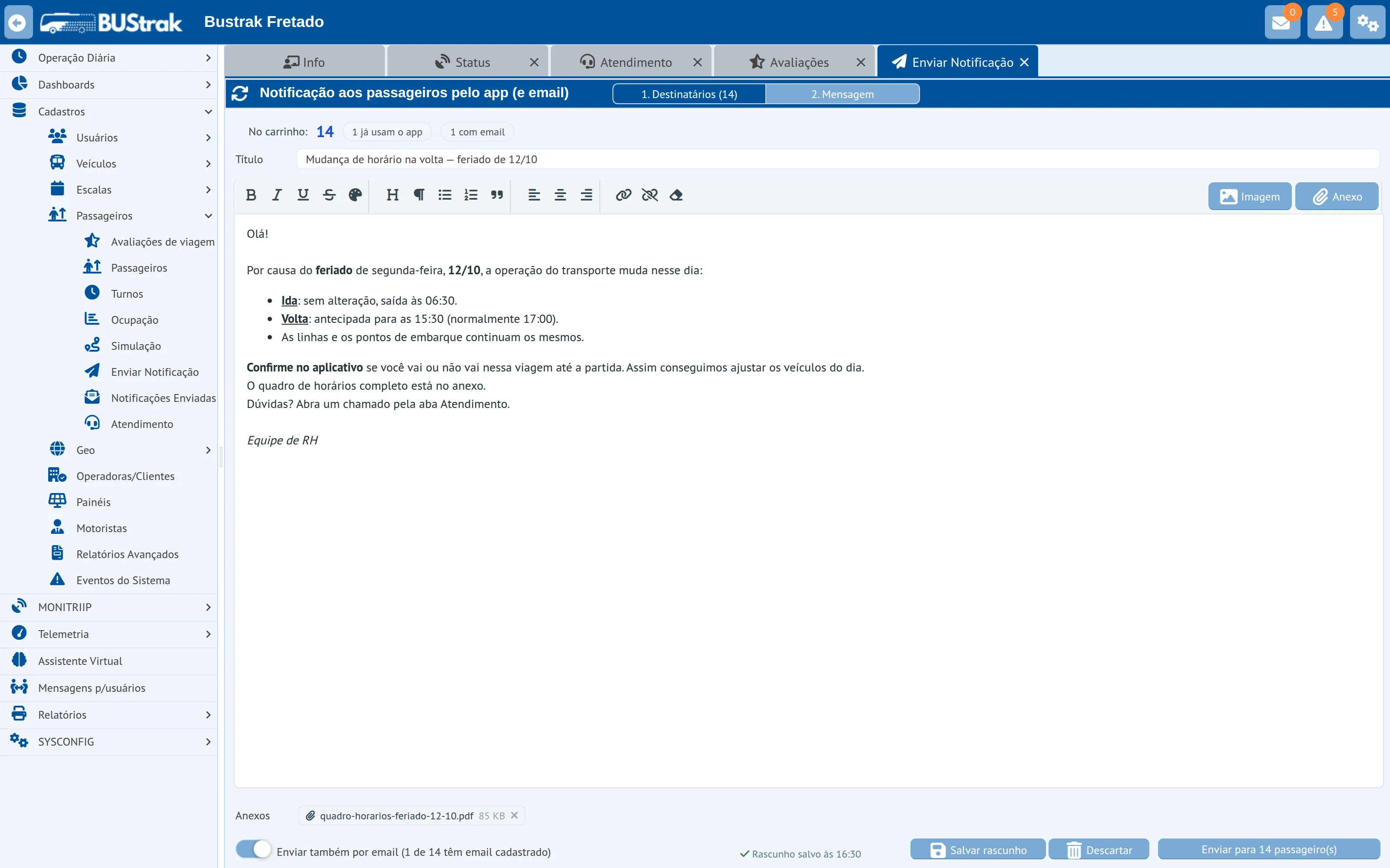 Tela Enviar notificação do Bustrak Fretado, etapa da mensagem: os destinatários no carrinho, o título, o editor com negrito, sublinhado e lista, o anexo em PDF, a opção de enviar também por email e o botão de envio.
